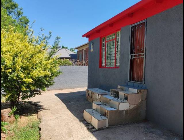 9 BEDROOM HOUSE FOR SALE IN JAN HOFMEYER
